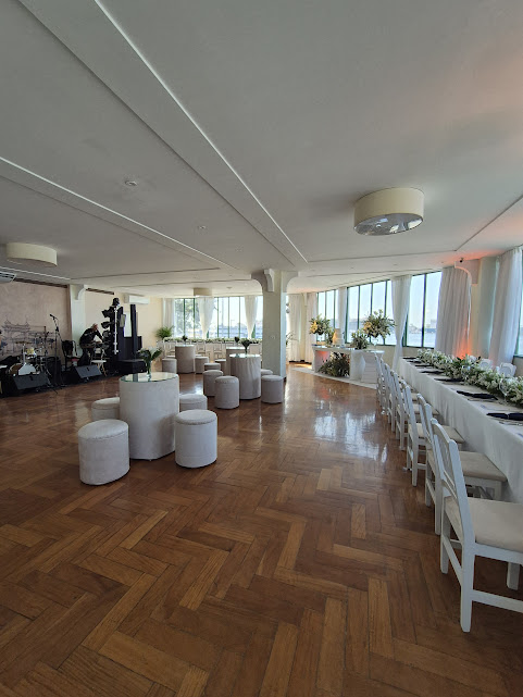 mesa de bolo e puffs.jpg